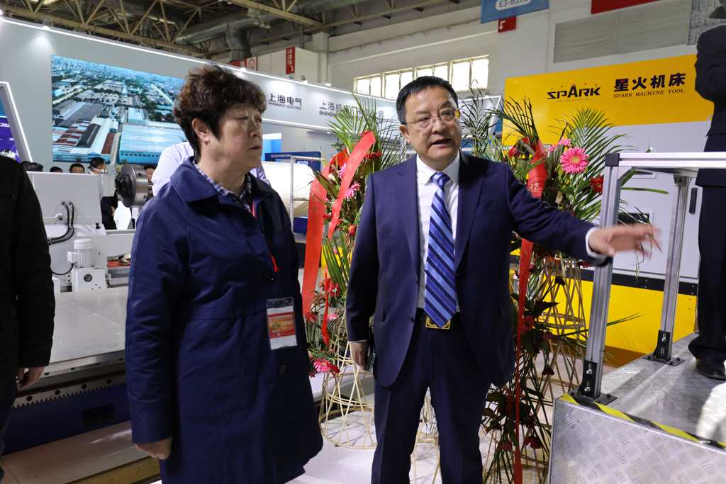 甘肃省国投集团领导莅临星火机床展位参观